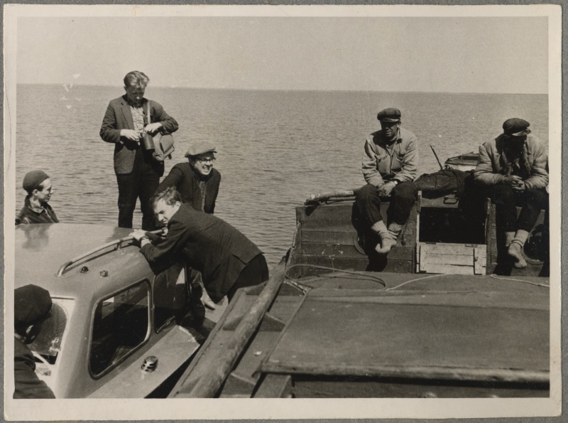 Haapsalu Kalakaitse Inspektsiooni tööst. Kaater kalalaeva poordis. Mõlema pardal hulk mehi.