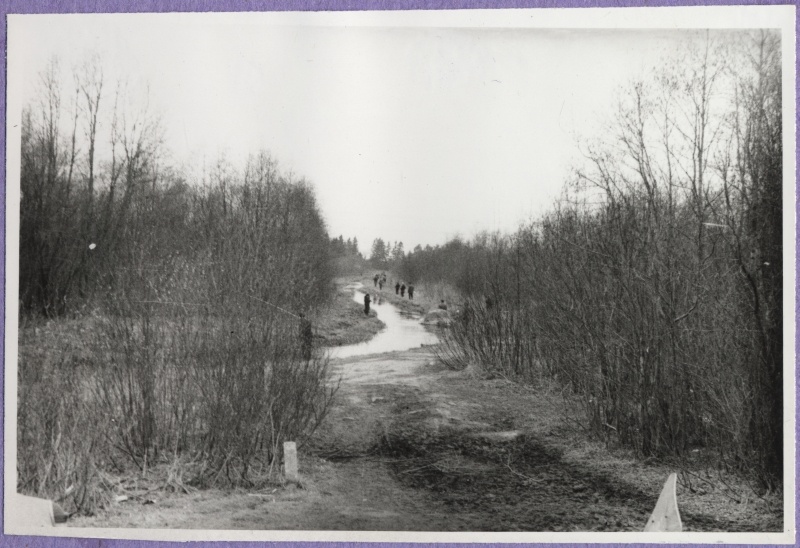 Haapsalu Kalakaitse Inspektsiooni tööst. Kalamehed jõe või oja ääres õngitsemas?