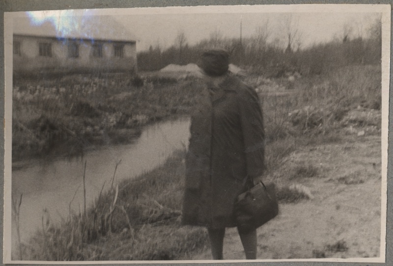 Haapsalu Kalakaitse Inspektsiooni tööst. Naine kõndimas kraavi (oja?) kaldal. Vasakul paistmas hoone.