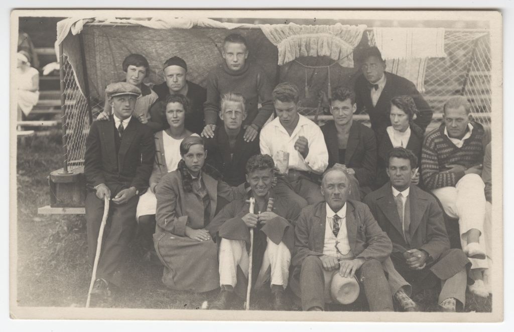 Spordiseltsi "Kalev" väliujula: grupp spportlasi