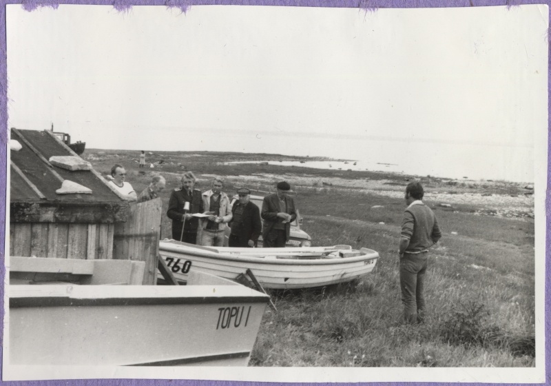 Paatide kontrollimine Topu sadamas? Esiplaanil paat "Topu 1".