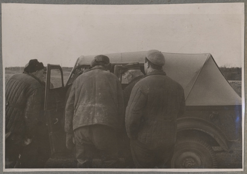 Haapsalu Kalakaitse Inspektsiooni tööst. Grupp mehi auto GAZ-69A kõrval.