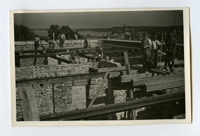 Saksa sõjavangid ehitamas Eesti Merelaevanduse elamut Tallinnas Koidula ja Weizenbergi tänava vahelisel alal  similar photo