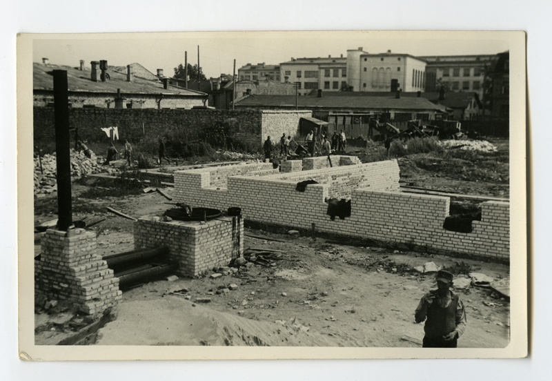 Saksa sõjavangid ehitamas Eesti Merelaevanduse elamut Tallinnas Tuukri(?) tänaval. Vasakul bituumeni sulatamise katel