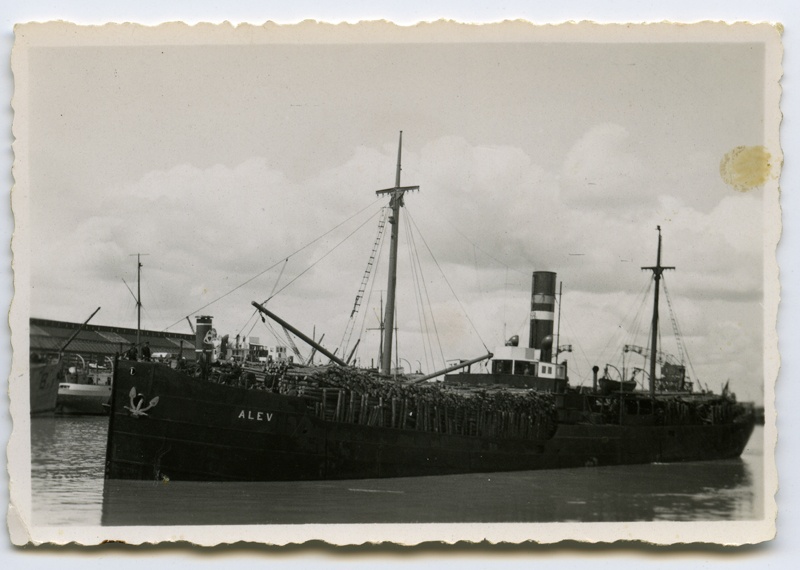 Aurulaev "Alev" väljumas Bordeaux sadamast