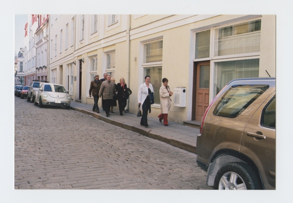 Värvifoto. Kotka Kymenlaakso maakonnamuuseumi näituse "Saar mere süles" avamine Eesti Meremuuseumis.
20.05.2005.
Meremuuseumi töötajad koos külalistega jalutuskäigul vanalinnas