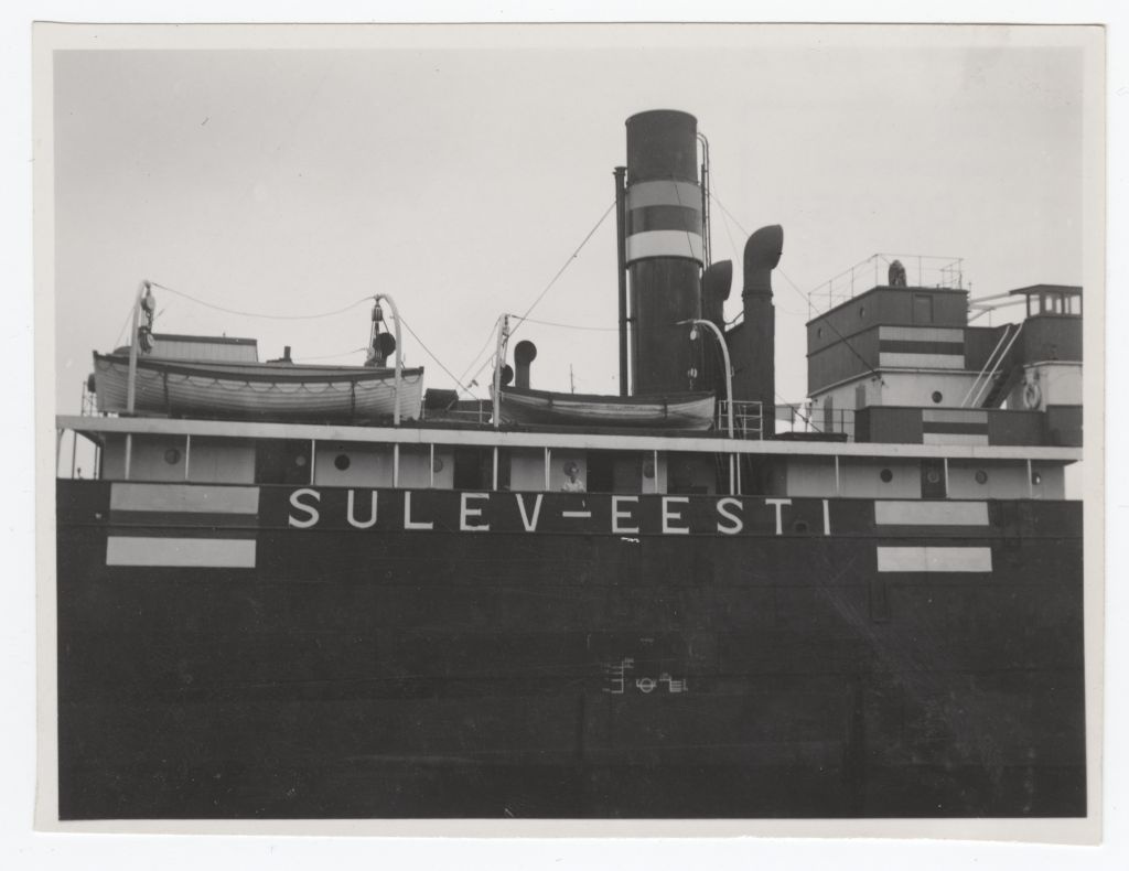 Aurulaev "Sulev". Laeva küljele on värvitud sinimustvalged lipud.