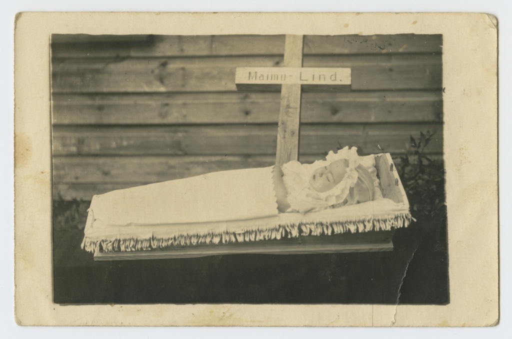 Jakob ja Loviise Lind`i  tütar Maimu Lind kirstus