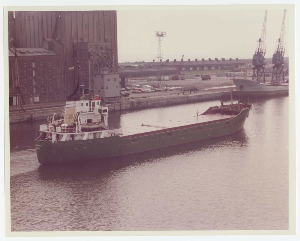 Värvifoto. Mootorlaev sadamas kai ääres"Estlandia"