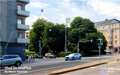 Eteläisen Hesperiankadun ja Pohjoisen Hesperiankadun alkupää nähtynä Turuntieltä (=Mannerheimintie). Vasemmalla bensiiniasema, Turuntie 20 (=Mannerheimintie 40), oikealla Turuntie 20 (=Mannerheimintie 42) - Pohjoinen Hesperiankatu 1. Oikealla taustalla lääketehdas Medica, Pohjoinen Hesperiankatu 7. rephoto