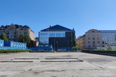 Suomen kansallisteatteri, Pieni näyttämö, Läntinen teatterikuja 1. Etualalla Kaisaniemen puiston vesiallas suihkulähteineen. rephoto