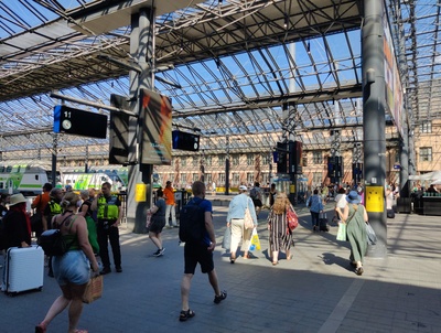 Helsingin rautatieasema ratapihan puolelta. rephoto
