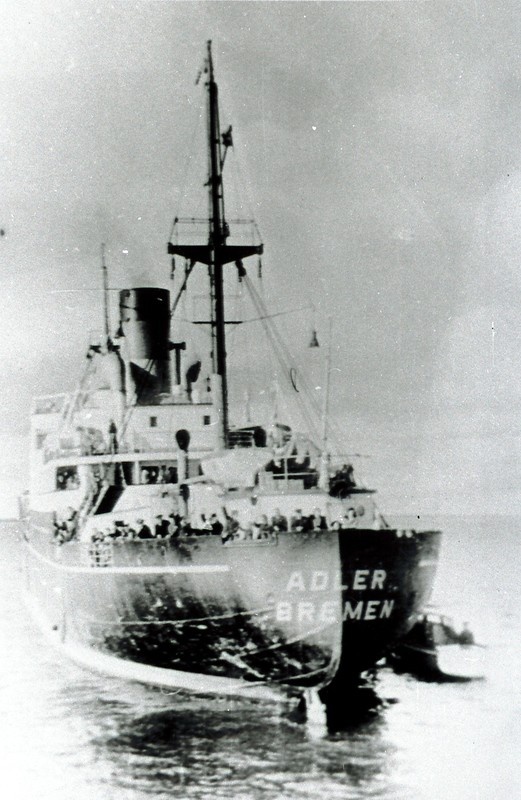 Ümberasujaid transportinud aurik Adler Roomassaare sadamas