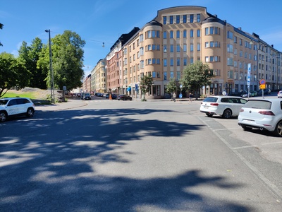 Raitiotien pohjustustöitä Museokadulla. Taustalla Museokatu 3 - Töölönkatu 6. rephoto