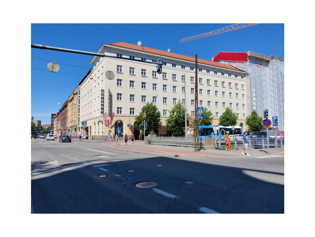 Pohjoinen Rautatiekatu 23, Runeberginkatu 13, 15, kuvassa edessä satamaradan kuilu. rephoto