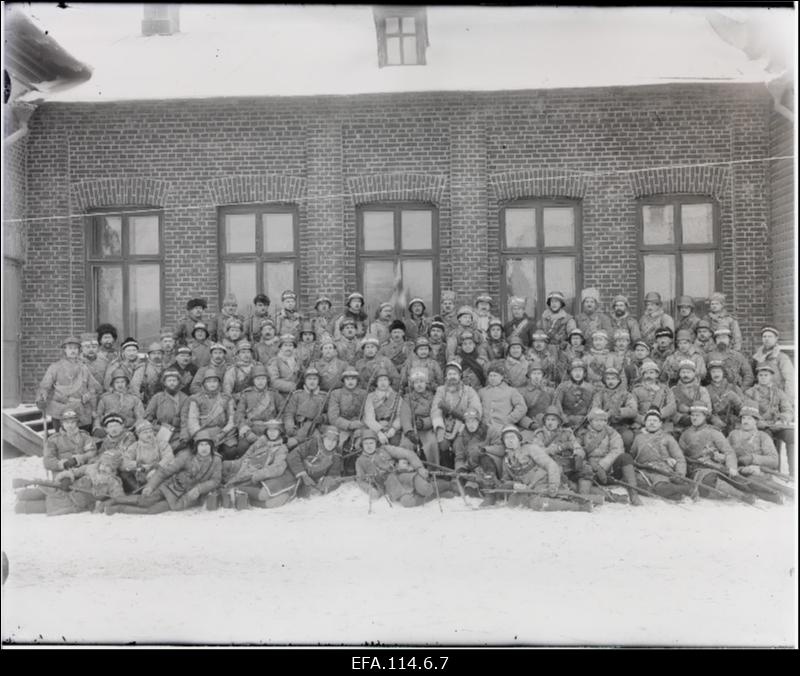 Vabadussõda. 1.Tallinna Kaitsepataljoni 5. (koolõpetajate) rood Kandle seltsimaja juures. Kaardivutlariga rooduülem lipnik Aleksander Veidermann (Veiderma).