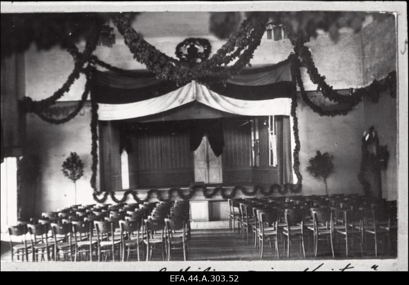 III diviisi intendanti valitsuse 1.aastapäevaks dekoreeritud Koidu seltsimaja saal.
