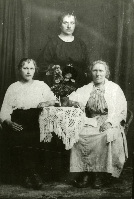 Õed Miina, Leena ja Tiina Kärner Koimla küla Lülle talust.