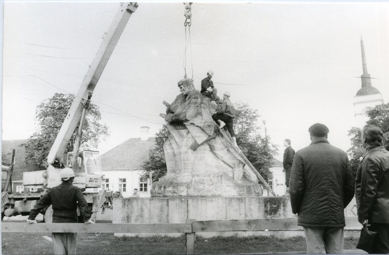 1919.a. Saaremaa mässu monumendi demonteerimine
