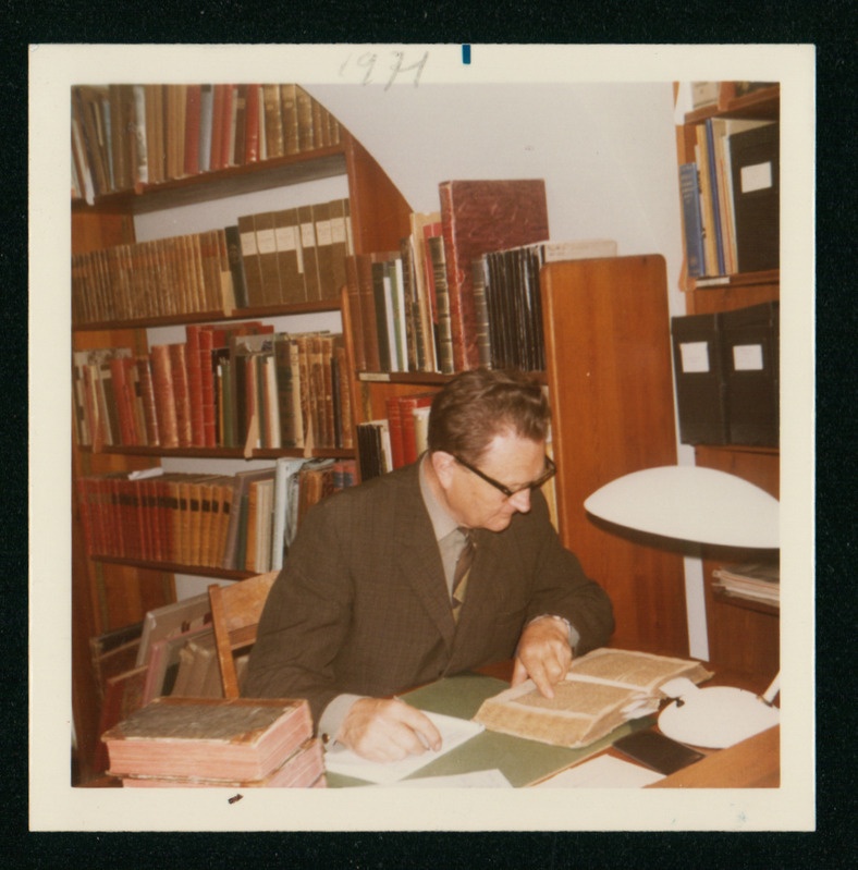 Gustav Ränk raamatukogus töötamas