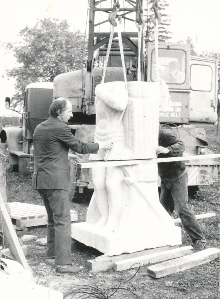 Lüganuse, Vabadussõjas langenute mälestussamba figuuri monteerimine