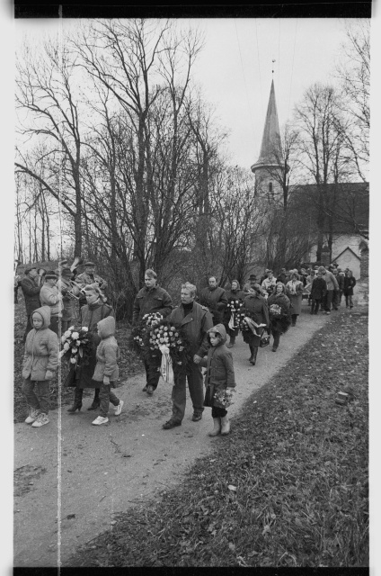 Matused Lüganusel; matuserongkäik