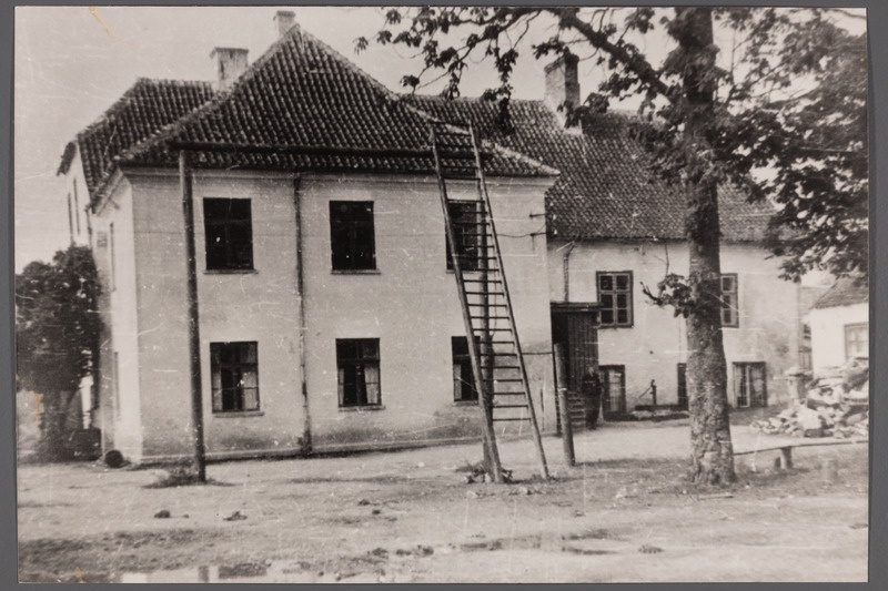 Võimlemislinnak kooli õuel.