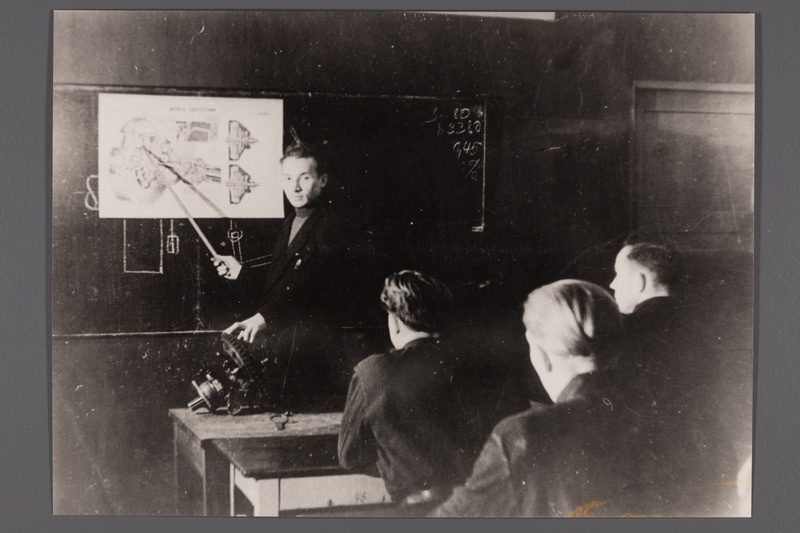 Kingissepa Põllumajanduse Mehhaniseerimise Tööstuskool nr. 2 traktoristid õpetaja Sulev Kalmi teooriatunnis 1955.a.