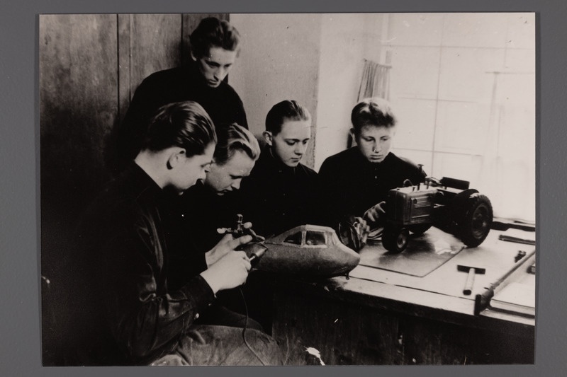 Kingissepa Põllumajanduse Mehhaniseerimise Tööstuskool nr. 2 tehnikaringi juhendab meister A. Põld 1955.a.