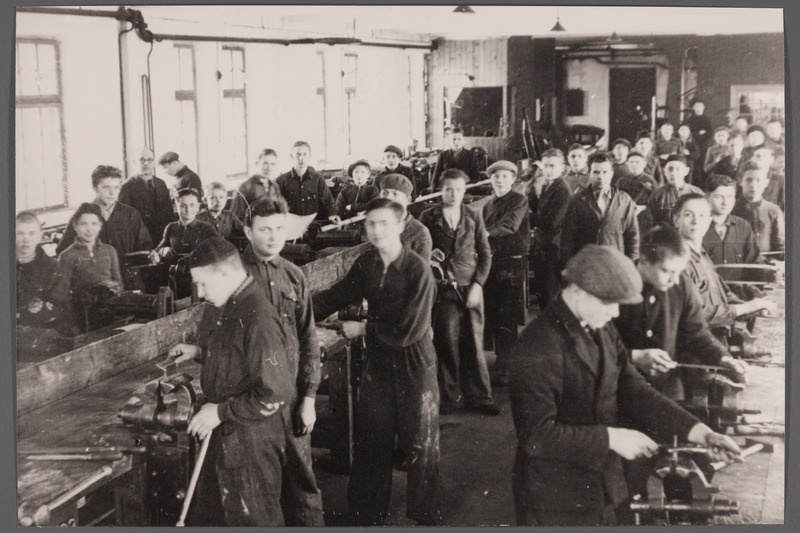 Kuressaare Tööstuskooli I õppeaasta metallitöö- ja ehitusosakonna õpilased õppetöökojas.