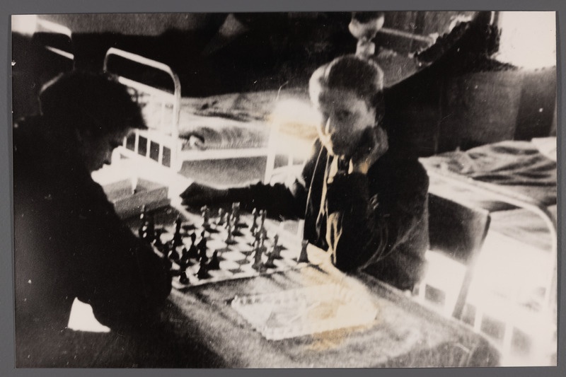 Õpilased ühiselamus malet mängimas.