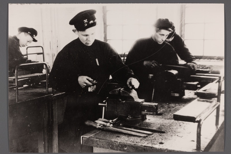 Kingissepa Põllumajanduse Mehhaniseerimise Tööstuskool nr. 2 tootmisõpetuse tund lukksepatöös 1954.a.