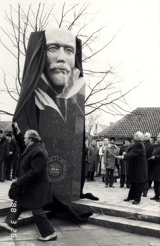 Viktor Kingissepa monumendi avamine Kuressaare kesklinnas 26.03.1988: katet eemaldab Karl Vaino.