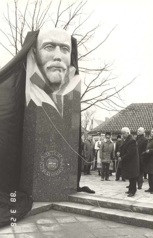 Viktor Kingissepa monumendi avamine Kuressaare kesklinnas 26.03.1988: katet eemaldab Karl Vaino.