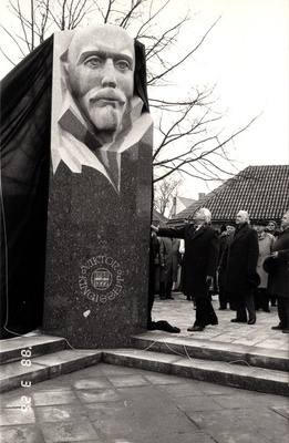 Viktor Kingissepa monumendi avamine Kuressaare kesklinnas 26.03.1988: katet eemaldab Karl Vaino.  similar photo