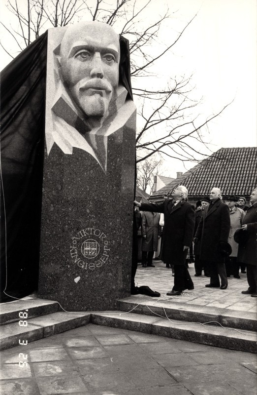 Viktor Kingissepa monumendi avamine Kuressaare kesklinnas 26.03.1988: katet eemaldab Karl Vaino.