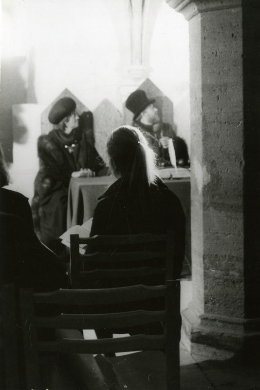 Stseen Estonia teatri etendusest Raeooper Kuressaare linnuse kapiitlisaalis 1986.a.