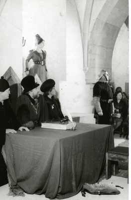 Stseen Estonia teatri etendusest Raeooper Kuressaare linnuse kapiitlisaalis 1986.a.  similar photo