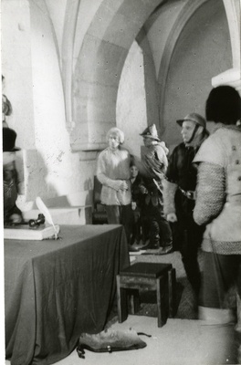 Stseen Estonia teatri etendusest Raeooper Kuressaare linnuse kapiitlisaalis 1986.a.  similar photo