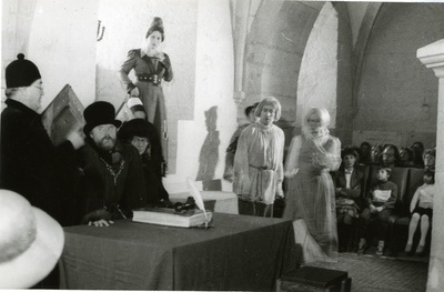 Stseen Estonia teatri etendusest Raeooper Kuressaare linnuse kapiitlisaalis 1986.a.  similar photo