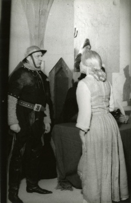 Stseen Estonia teatri etendusest Raeooper Kuressaare linnuse kapiitlisaalis 1986.a.  similar photo