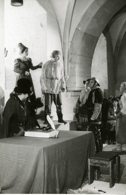 Stseen Estonia teatri etendusest Raeooper Kuressaare linnuse kapiitlisaalis 1986.a.  similar photo