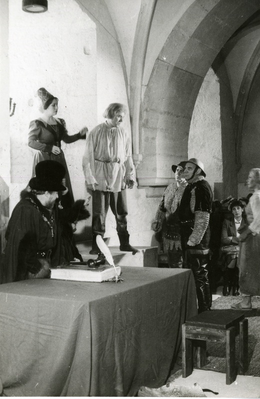 Stseen Estonia teatri etendusest Raeooper Kuressaare linnuse kapiitlisaalis 1986.a.