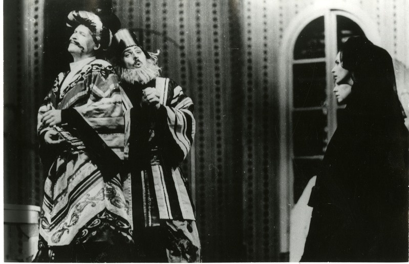 Ants Kollo Ferrando osas (vas. 2) W. A. Mozarti ooperis "Cosi fan tutte", 1989.a. Guglielmo- Väino Puura, Dorabella- Sirje Puura, Fiordiligi- Annika Tõnuri.