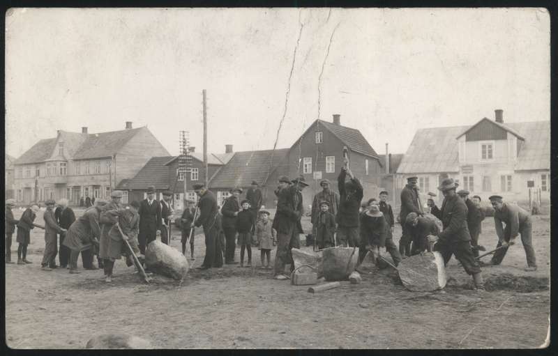 fotopostkaart, Halliste khk, Abja-Paluoja, Pärnu tee, kivide väljakaevamine turuplats'ilt, 1939
