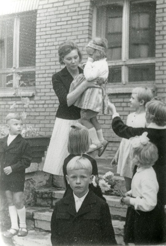Leili Tammeli Tallinna 76. Lasteaia rühma- ja muusikalise kasvatajana. 1963.a. paiku.