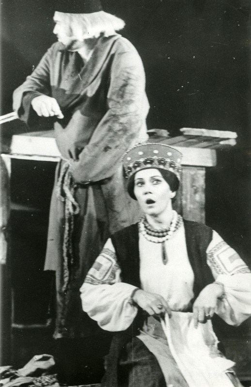 Leili Tammel Kõrtsinaisena Modest Mussorgski ooperis "Boriss Godunov".