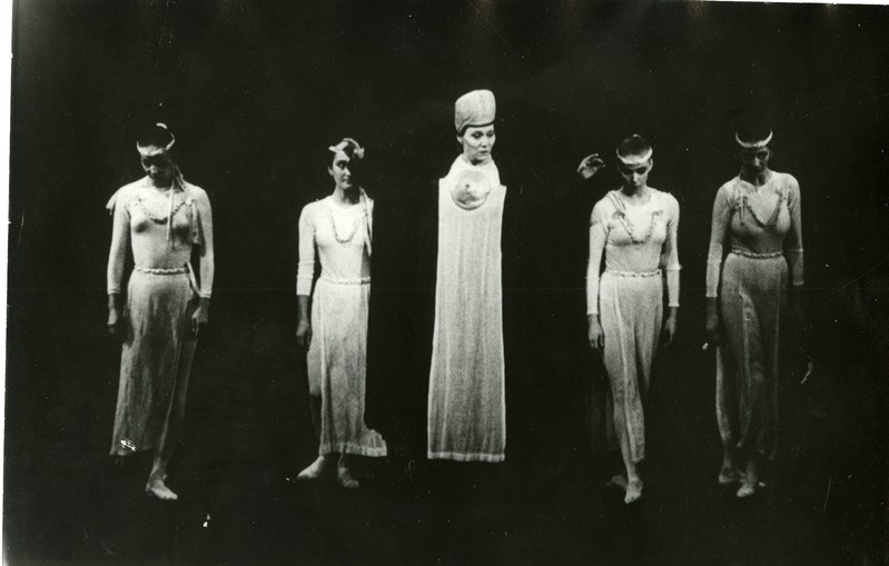 Leili Tammel (keskel) Ema osas Veljo Tormise "Eesti ballaadis".