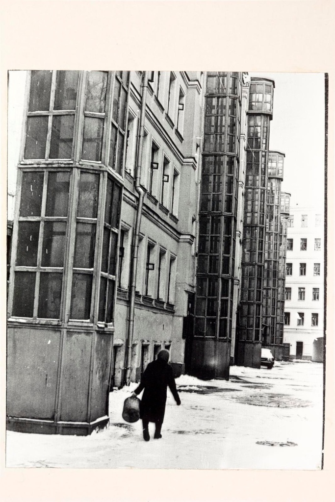 Ülo Soosteri kortermaja uks Krasina tänaval 1968. a