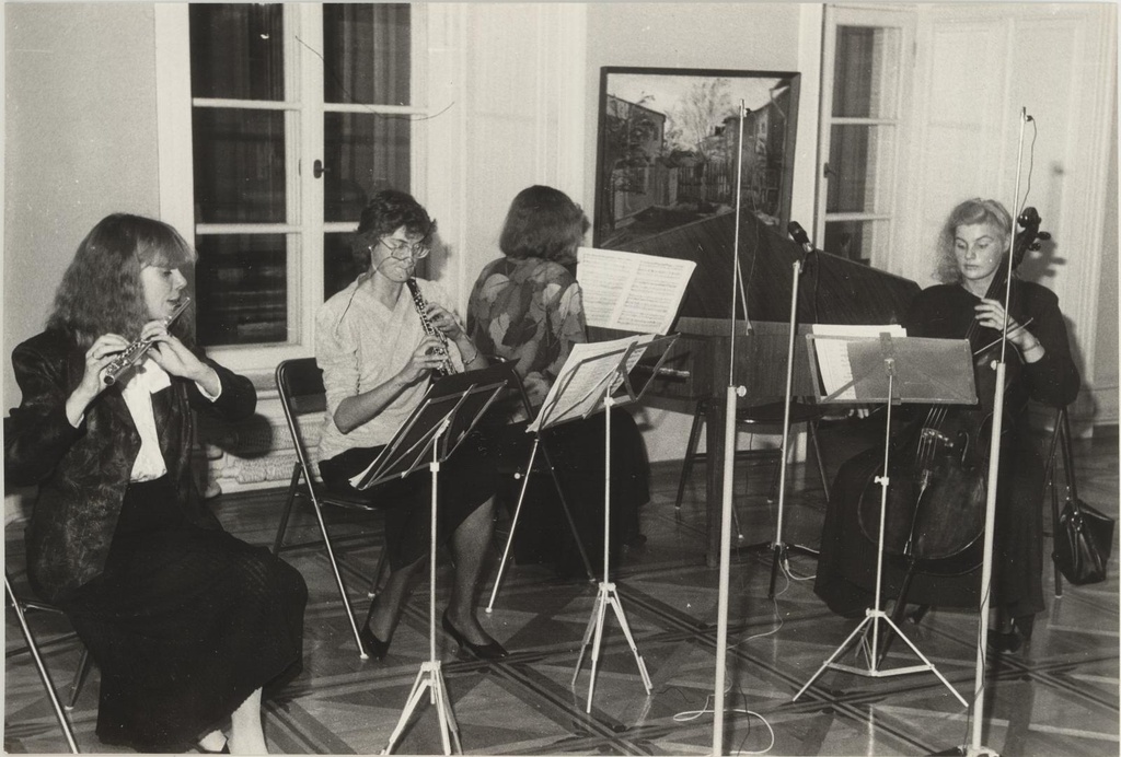 Kivisilla Pildigalerii. Teater "Vanemuine" orkestrandid esinemas  Kivisilla Pildigaleriis 1989.a. sügisel.
